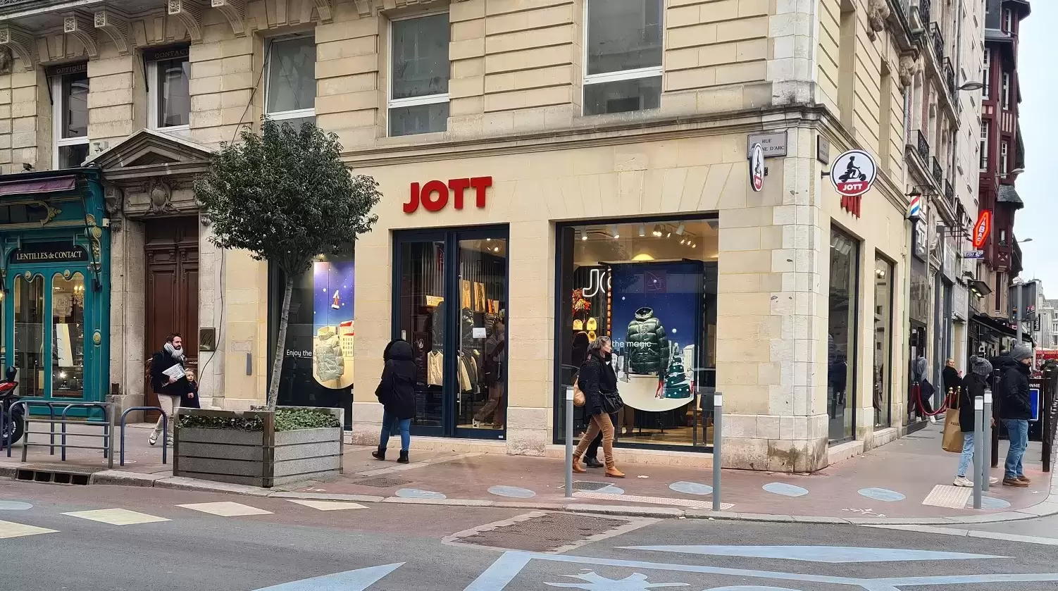 Grande façade vitrée du magasin Jott à Ro