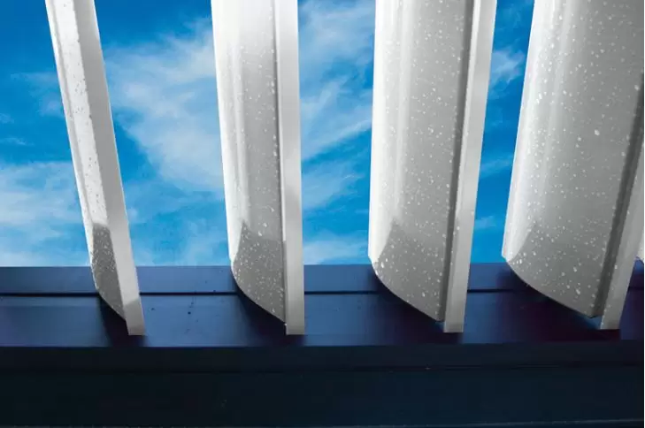 Vérandas, pergolas et SPA - Pose d'une pergola bioclimatique sur une maison contemporaine Vérandas, pergolas et SPA - Pose d'une pergola bioclimatique sur une maison contemporaine